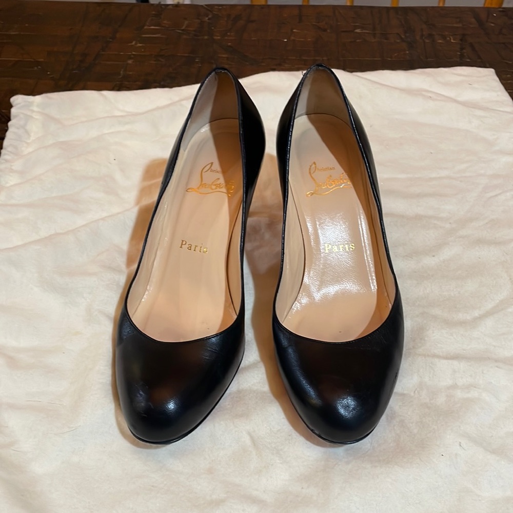 Christian Lou Boutin classic style pumps. Rounded toe, black leather, red bottom